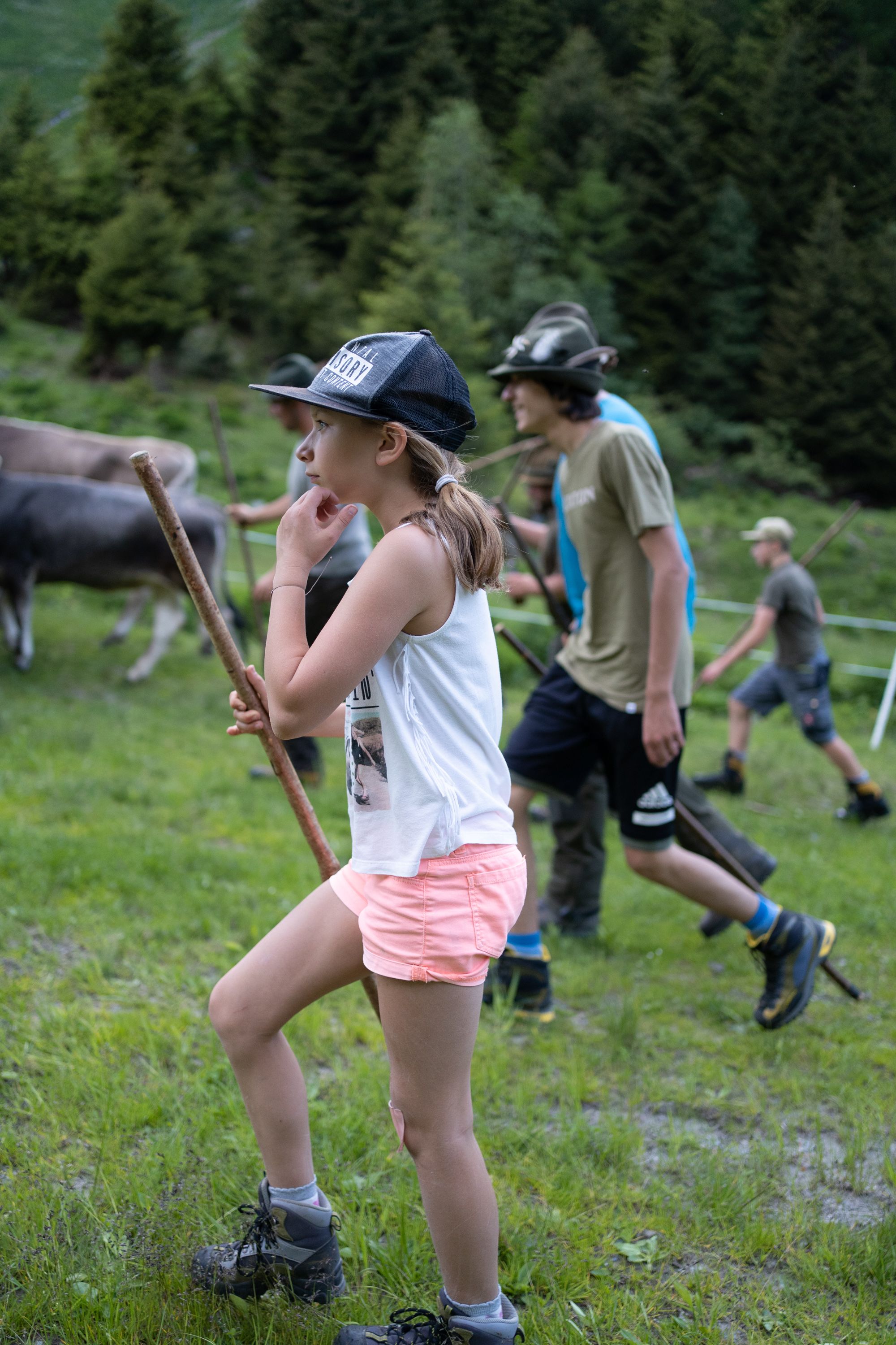 Viele Kinder helfen tatkräftig beim Almauftrieb mit.