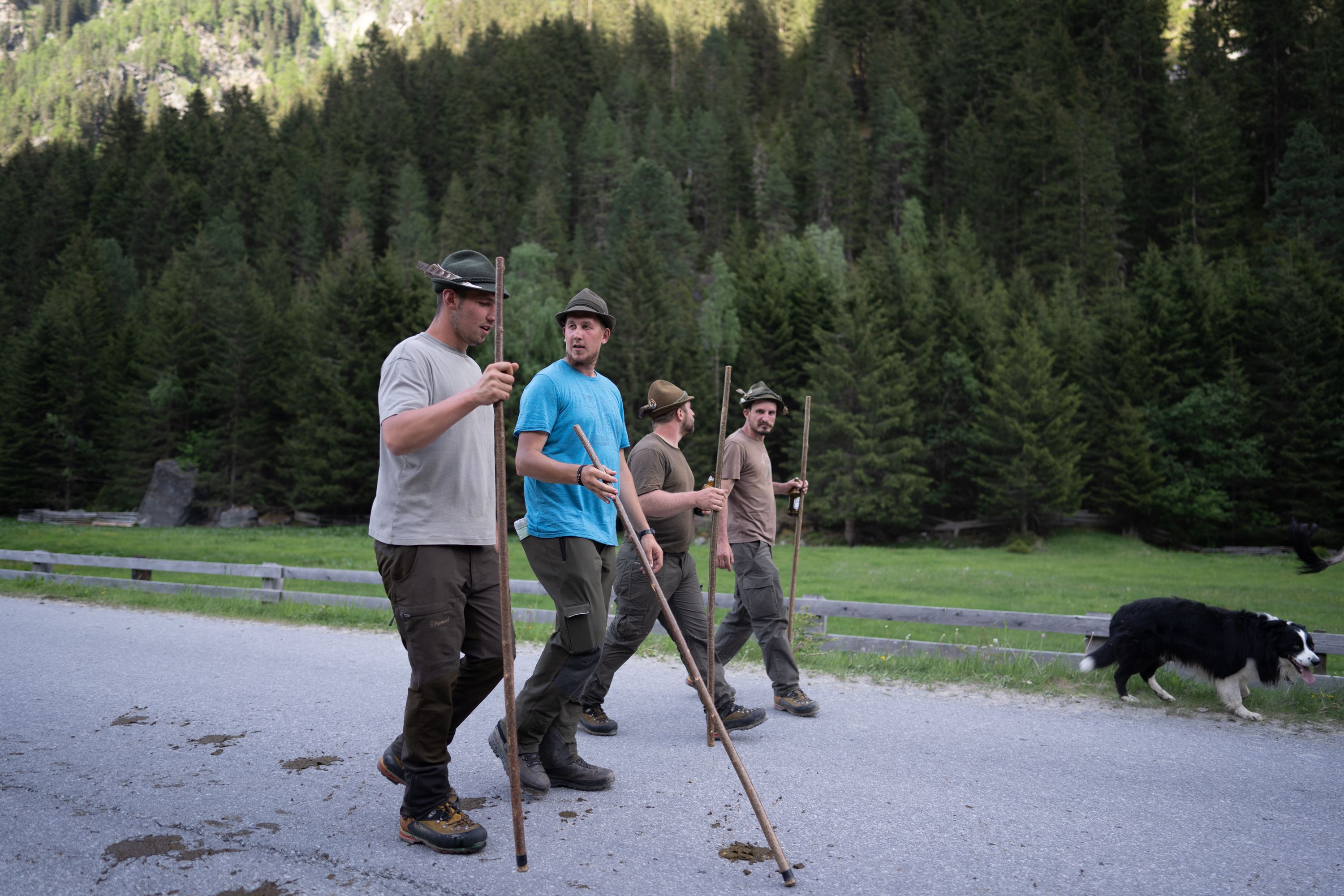 Das Kernteam der Birgalpe. Die Hirten kennen das Almleben von Kindesbeinen an.