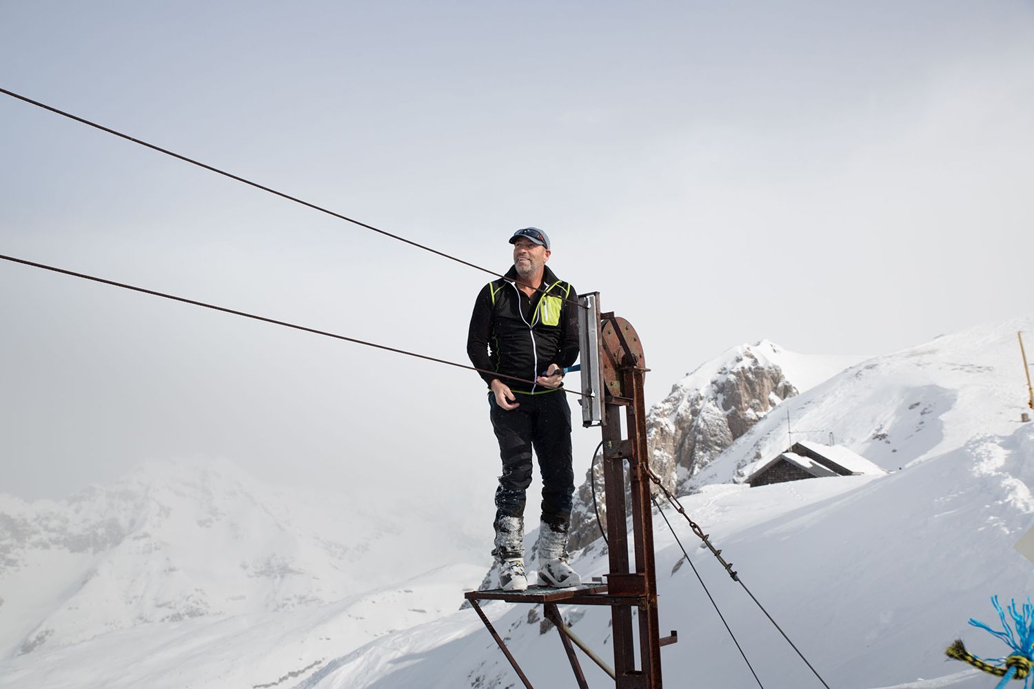 Werner Haberfellner auf der alten Sprengseilbahn, die noch per Hand betrieben wurde.