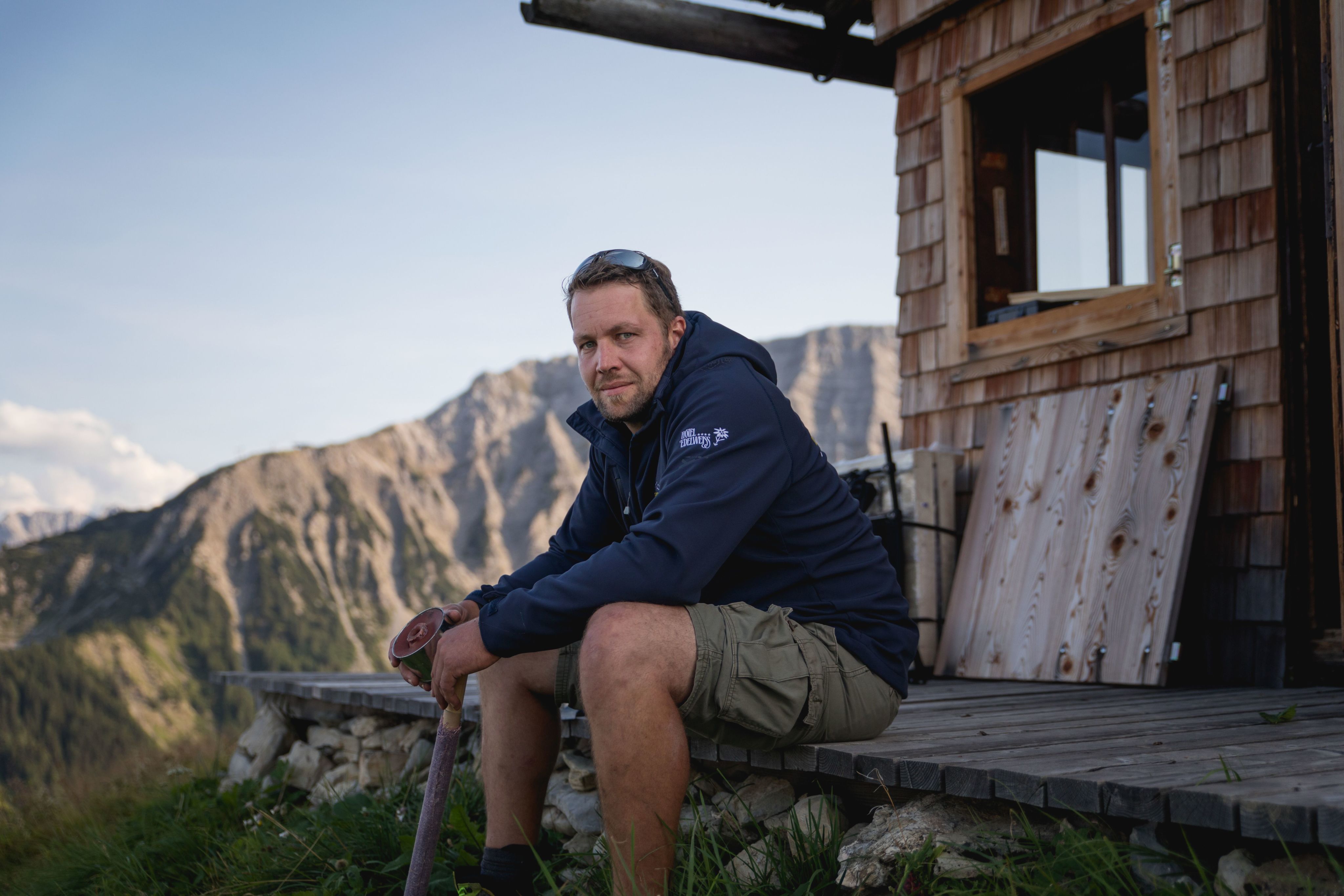 Tiroler Zugspitz Arena – Thomas Koch bij de Gartjoch-hut van de familie Koch.